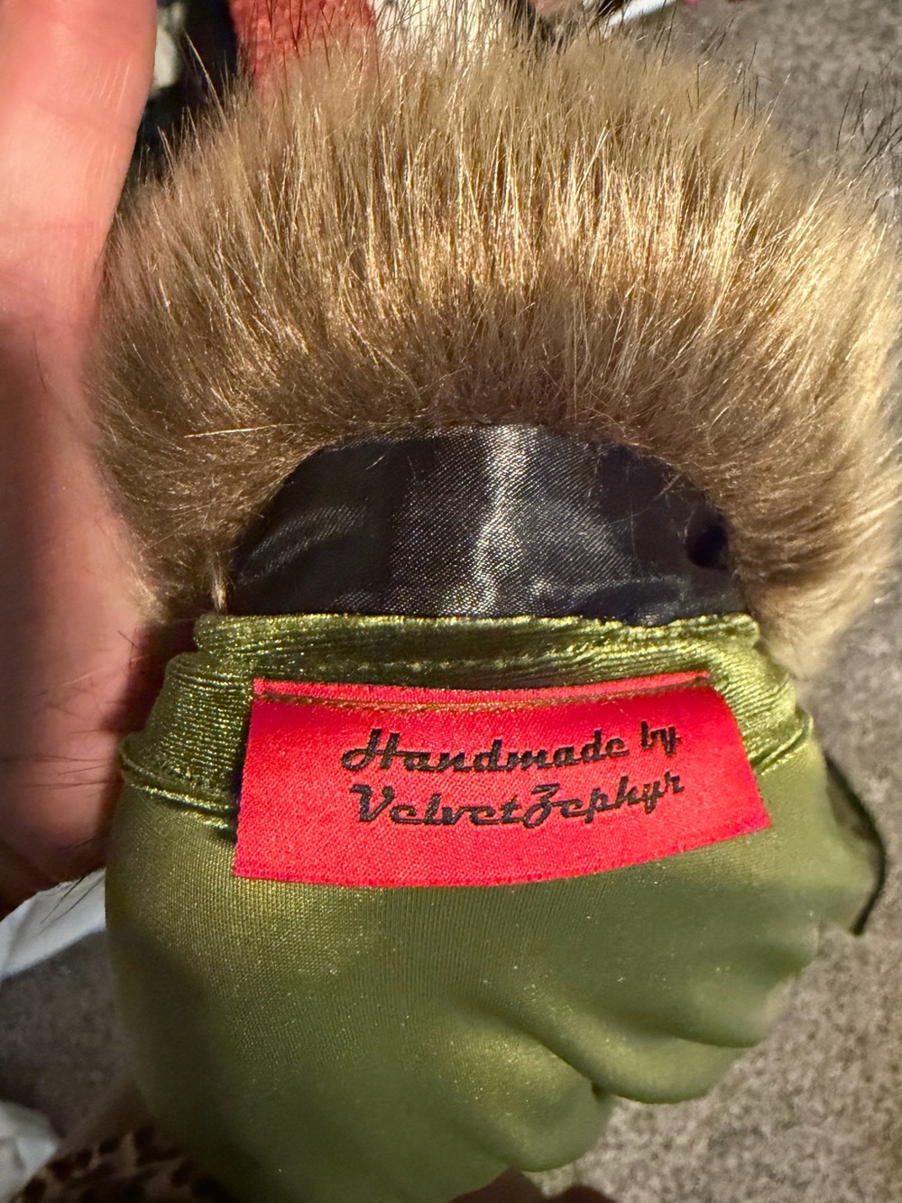 Luxury Olive Green Velvet Robe with Fur Collar - Picture 4 of 4